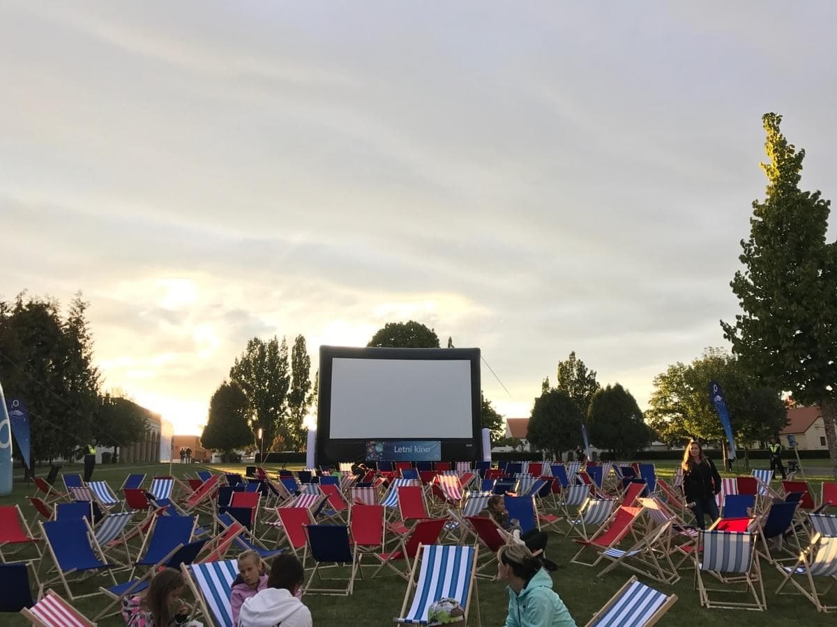 Letní kino — 100+ lehátek
