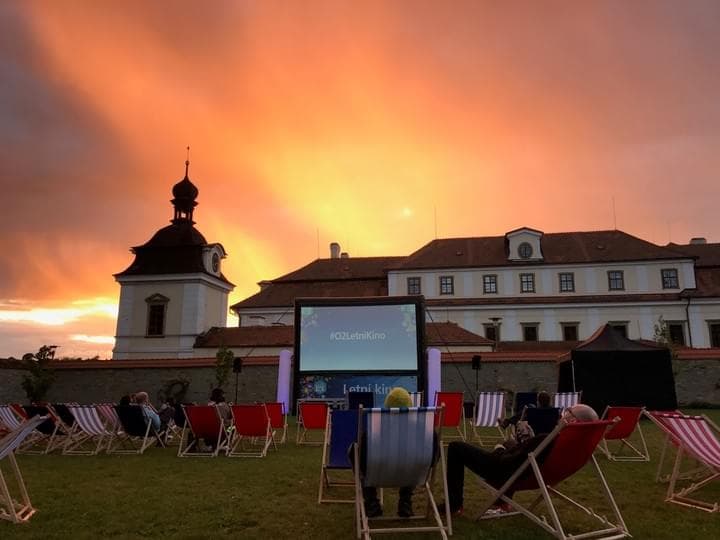 Letní kino při západu slunce